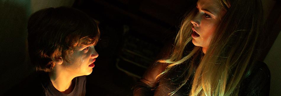Lights Out Review: Be afraid of the dark | SWITCH.