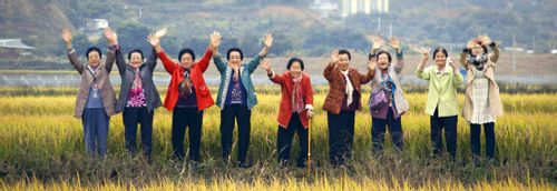Granny Poetry Club - Growing old, friendship, learning and poetry