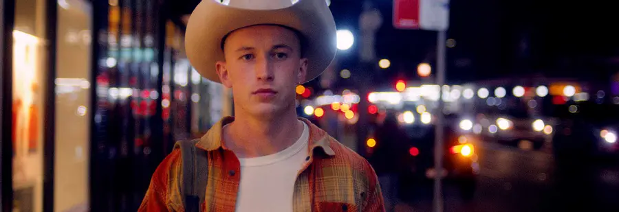 Lonesome - Small-town boy in a big arcade