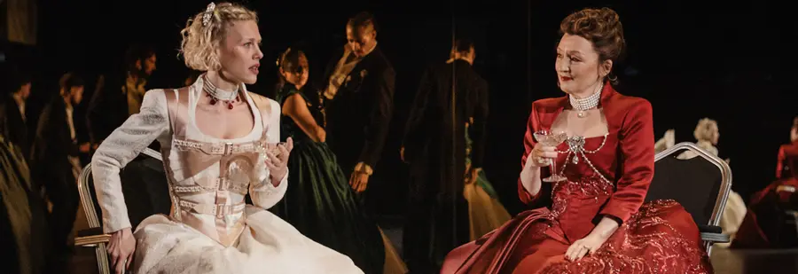 NT Live: Les Liaisons Dangereuses - A competent production of a theatrical classic